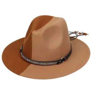 Détail d'un chapeau fedora bicolore en laine avec bandes tissées et pompons en bois