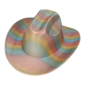 Detailaufnahme eines bunten Regenbogen-Cowboyhuts mit glänzendem Metalleffekt