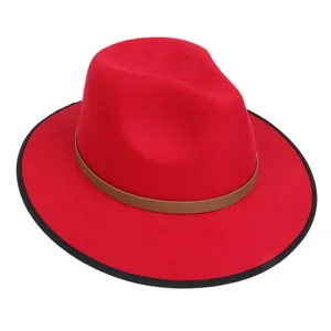 Dettaglio cappello in feltro rosso con fascia in pelle marrone e bordo nero rifinito