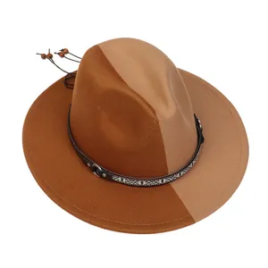 Détail d'un chapeau en laine bicolore avec bande tissée ethnique et pendentif décoratif