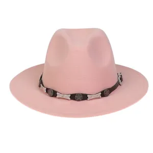 Detailansicht des rosa Wollfilzhutes mit schwarzem Lederband und silbernen Sternnieten