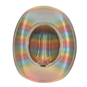 Draufsicht auf die bunte Regenbogen-Metallstruktur im Inneren des glänzenden Cowboyhuts