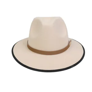 Dettaglio del cappello in feltro beige con fascia in pelle marrone e bordo nero