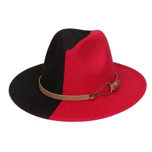 Détail du chapeau fedora bicolore avec bande en cuir et boucle dorée en métal