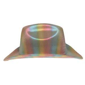 Detailansicht eines irisierenden Regenbogen-Cowboyhuts mit metallischem Laser-Farbverlauf