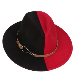 Détail du chapeau Fedora bicolore rouge et noir avec sangle en cuir marron et boucle métal
