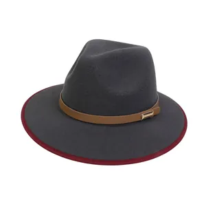 Dettaglio del cappello in lana con cinturino in pelle marrone e fibbia