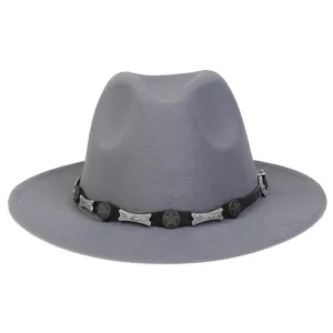 Detailansicht grauer Fedora Filzhut mit Sternnieten und Vintage-Metallkettenband