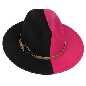 Détail d'un chapeau en laine bicolore noir et rouge avec ceinture en cuir et boucle