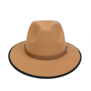 Dettaglio del cappello fedora in lana kaki con cinturino in pelle e fibbia in metallo