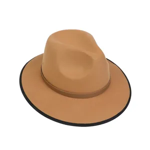 Dettaglio del cappello fedora in lana cammello con fascia in pelle e bordo cucito nero