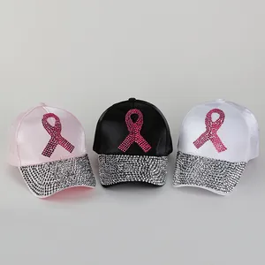 Drie honkbalpetten met strass-steentjes in roze, zwart en wit met lintmotieven