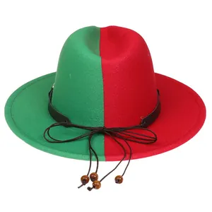 Détail du chapeau en laine bicolore rouge et vert avec cordon à billes en bois