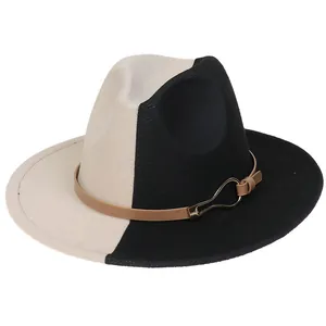 Détail du chapeau fedora bicolore avec bande en cuir marron et boucle dorée