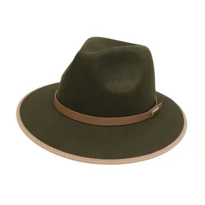 Dettaglio cappello in lana verde scuro con cinturino in pelle marrone e fibbia in metallo