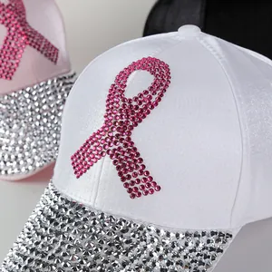 Macro-opname van witte satijnen pet met roze strass-lint en een schitterende zilveren rand