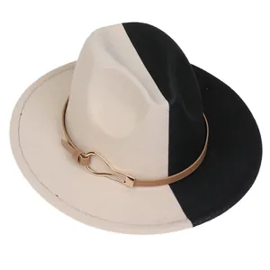 Détail du chapeau en laine bicolore avec bande en cuir marron et boucle dorée sur blanc