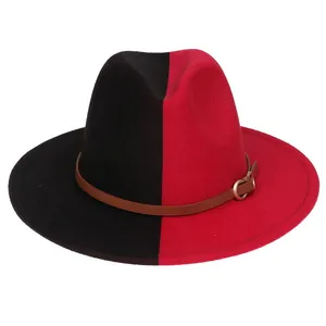 Détail du chapeau fedora bicolore noir et rouge avec boucle en cuir marron