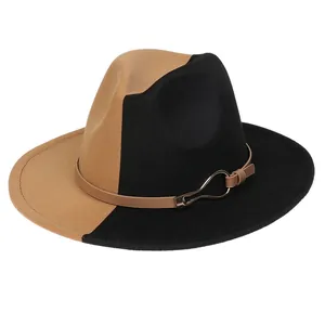 Détail d'un chapeau Fedora bicolore en laine avec bande en cuir et boucle en métal
