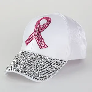 Witte satijnen honkbalpet met roze strass-lint en zilveren glinsterende klep