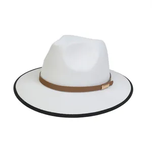 Dettaglio di cappello fedora bianco in feltro con cinturino in pelle e fibbia d'oro