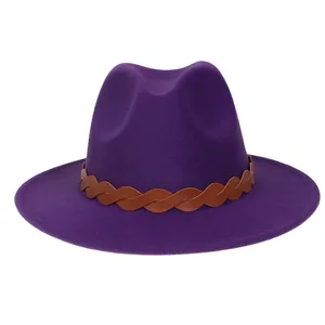 Dunkelvioletter Cowboyhut aus Wollfilz mit braunem Lederband und klassischem Fedora-Design