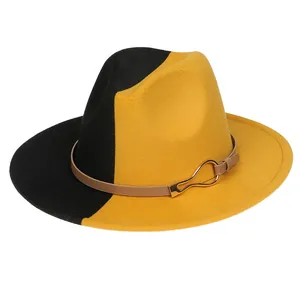 Détail d'un chapeau en laine bicolore avec ceinture en cuir brun et boucle dorée