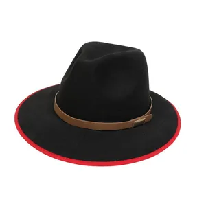 Dettaglio cappello fedora con bordo rosso, fascia in pelle e fibbia in metallo chic