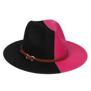 Détail du chapeau en laine bicolore noir et rouge avec boucle en cuir décorative