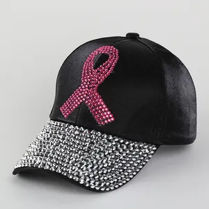 Modieuze zwarte satijnen honkbalpet met roze strass-lint en kristallen op de klep
