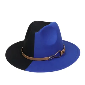 Détail d'un chapeau fedora en laine avec bicolore bleu et noir et boucle en cuir