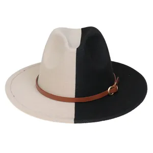 Détail d'un chapeau fedora en laine bicolore avec bande en cuir et boucle dorée