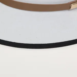 Dettaglio di cappello in lana con cinturino in pelle marrone, fibbia oro e bordo