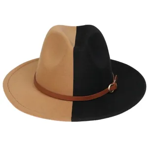 Détail d'un chapeau fedora bicolore en laine avec ceinture en cuir et boucle dorée