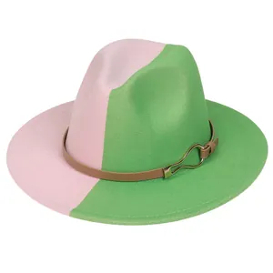 Détail d'un fedora bicolore rose et vert avec ceinture en cuir marron et boucle dorée