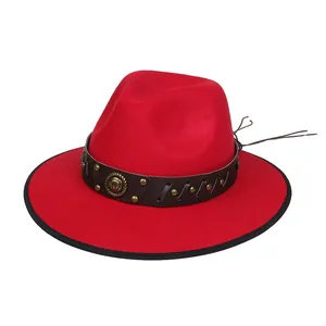 Dettaglio cappello fedora rosso con cinturino in pelle, borchie d'oro e fibbia metallica