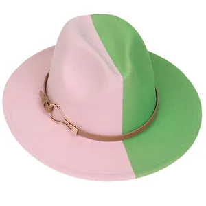 Détail du chapeau fedora bicolore rose et vert avec sangle en cuir marron