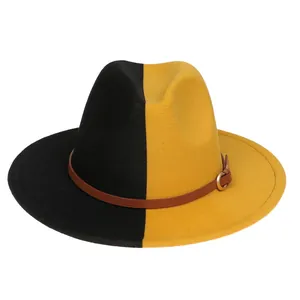Détail du chapeau fedora bicolore noir et jaune avec sangle en cuir et boucle dorée