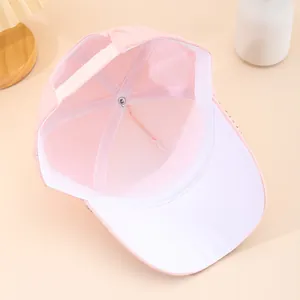 Détail d'une casquette rose avec fermeture snapback et bande anti-transpiration