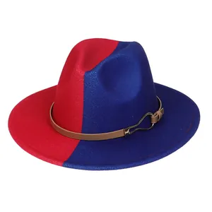 Détail d'un chapeau en laine bicolore rouge et bleu avec bande en cuir marron et boucle