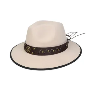 Dettaglio cappello in lana bianco sporco con fascia in pelle, stemma leone e bordo nero