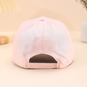Vue arrière d'une casquette de baseball rose clair avec strass et boucle réglable