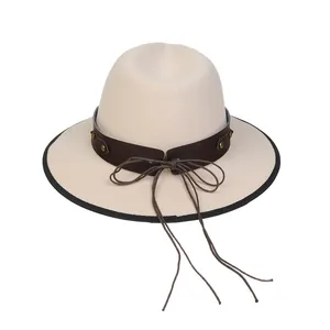 Dettaglio cappello fedora in lana con bordo nero e cinturino in pelle con borchie