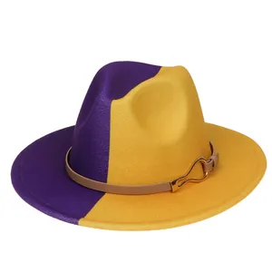 Détail d'un chapeau fedora violet et jaune avec bande en cuir et boucle métallique
