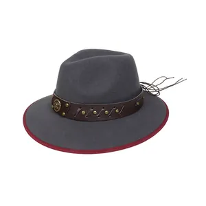 Dettaglio cappello in feltro grigio scuro con cinturino in pelle e stemma testa di toro