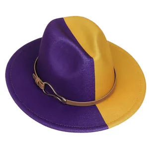 Détails macro d'un chapeau fedora bicolore violet et or avec boucle en métal doré