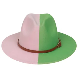 Détail d'un chapeau fedora bicolore rose et vert avec bande en cuir marron et boucle dorée
