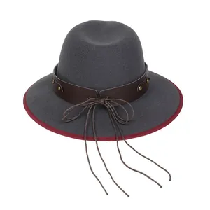 Dettaglio cappello Fedora in lana grigio con fascia in pelle marrone e bordo bordeaux