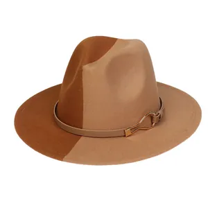 Détail de chapeau fedora en laine bicolore avec bande en cuir et boucle dorée élégante