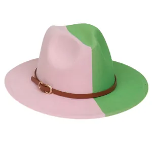 Détail d'un chapeau fedora bicolore rose et vert avec une sangle en cuir et boucle dorée
